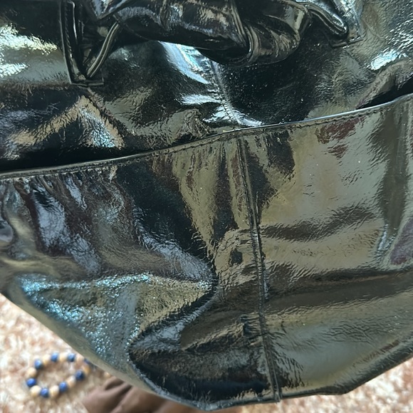 Black paten leather shoulder bag. - Picture 5 of 5